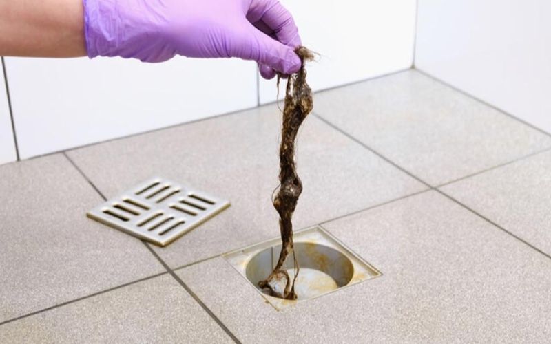Ống thoát sàn tắc gây mùi hôi nhà tắm